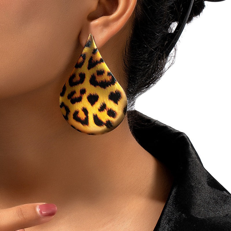 Sexy leopard print earrings, female niche, high-end temperament, street photography, droplet shaped earrings