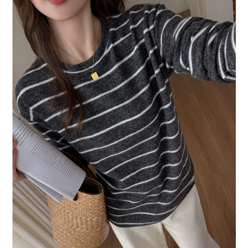 Striped minimalist long sleeve t-shirt for women, round neck, inner layer, slimming contrast color, trendy top